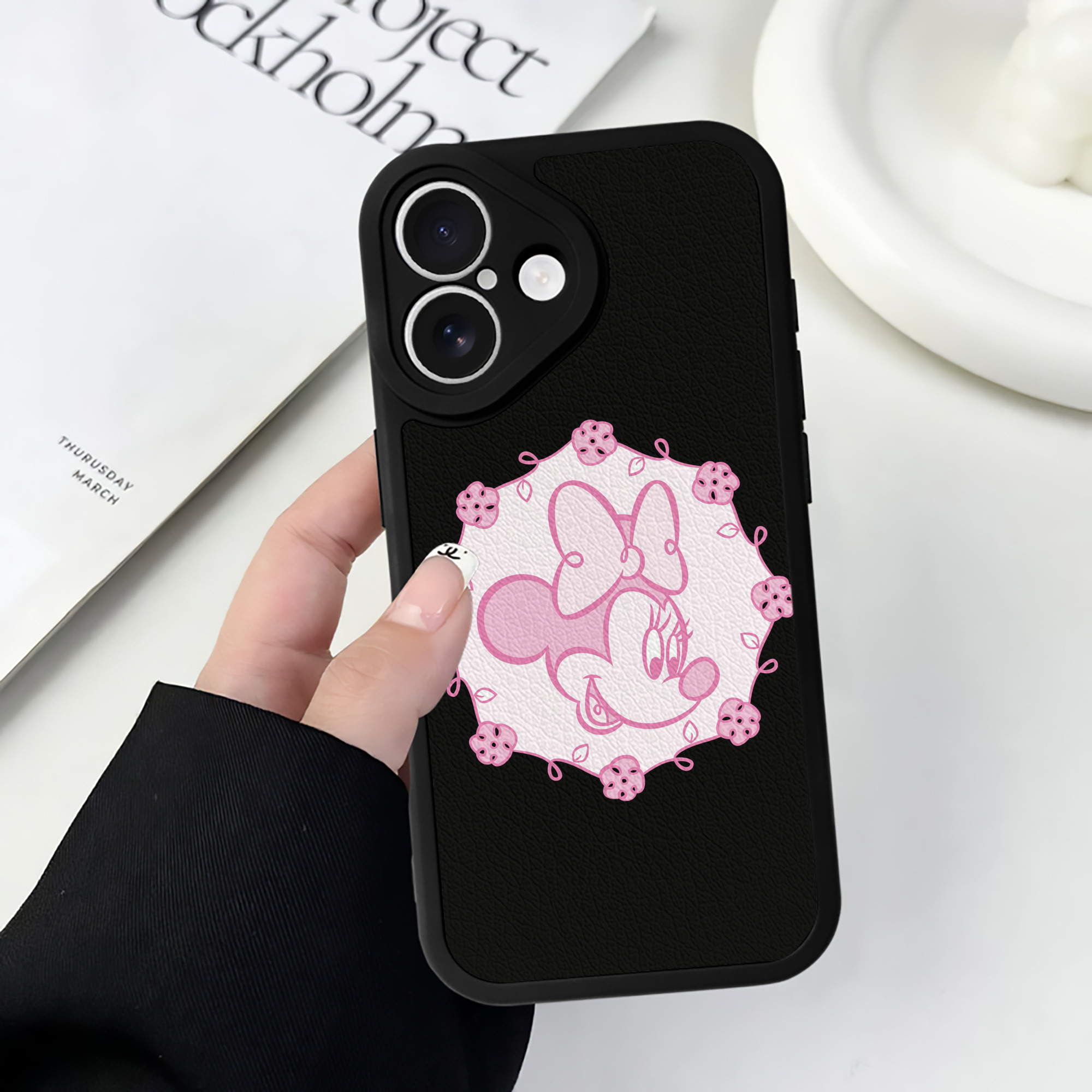 （画像用） ミッキーマウス Mickey Mouse 【iPhone 16シリーズ対応】シリコンスマホケース（レザー調） 材質：シリコン